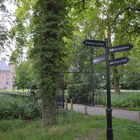 Pleasant Near The Centre Of בית נופש