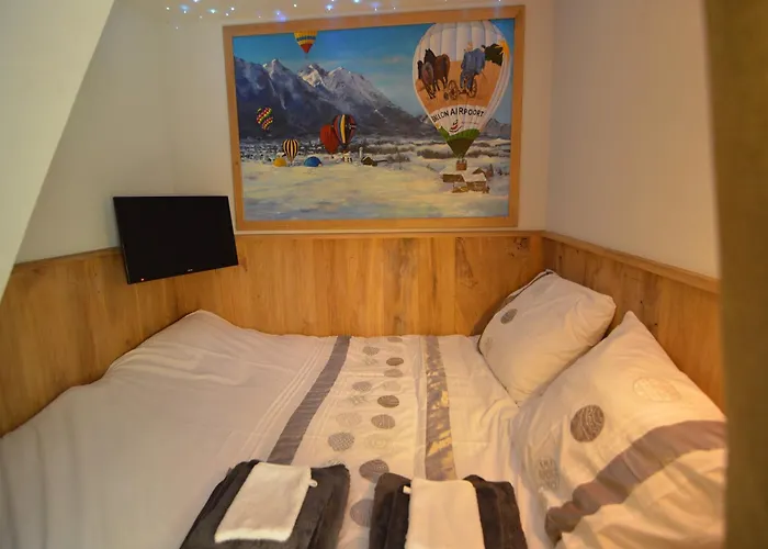 Pleasant Near The Centre Of בית נופש