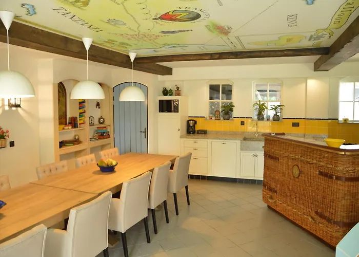 Pleasant Near The Centre Of בית נופש *