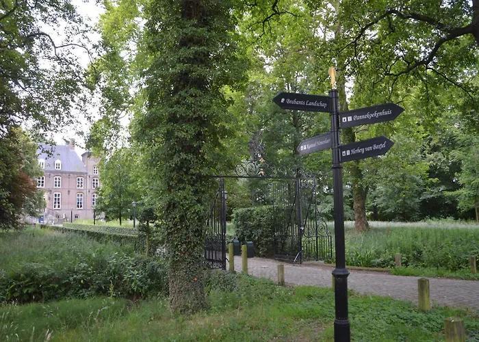 Pleasant Near The Centre Of בית נופש
